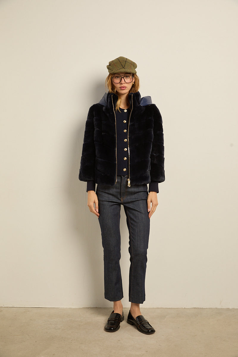 Chaqueta de piel rex azul con capucha desmontable