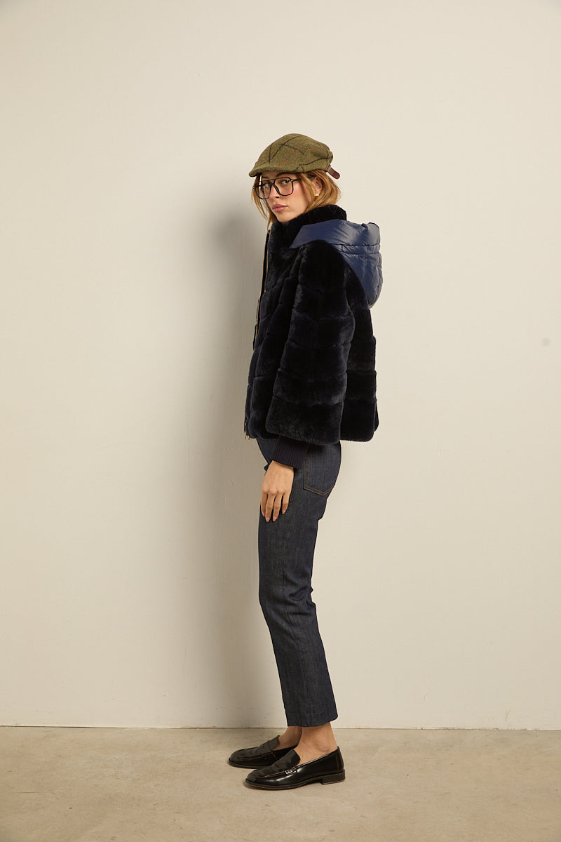 Chaqueta de piel rex azul con capucha desmontable