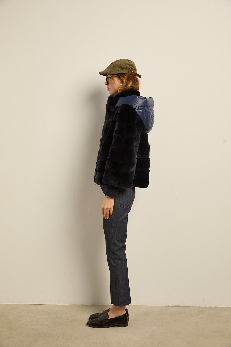 Chaqueta de piel rex azul con capucha desmontable