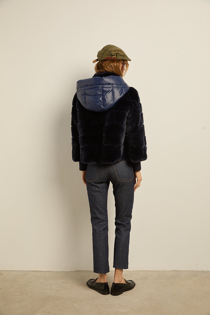 Chaqueta de piel rex azul con capucha desmontable