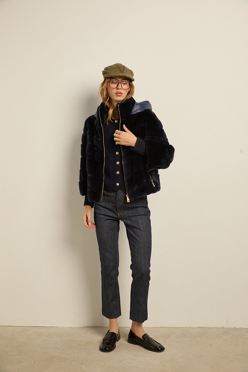 Chaqueta de piel rex azul con capucha desmontable