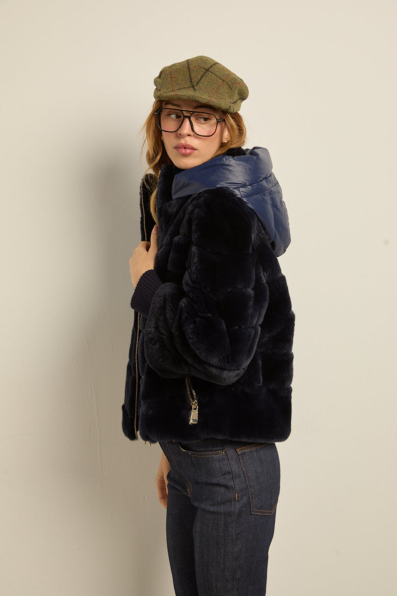 Chaqueta de piel rex azul con capucha desmontable