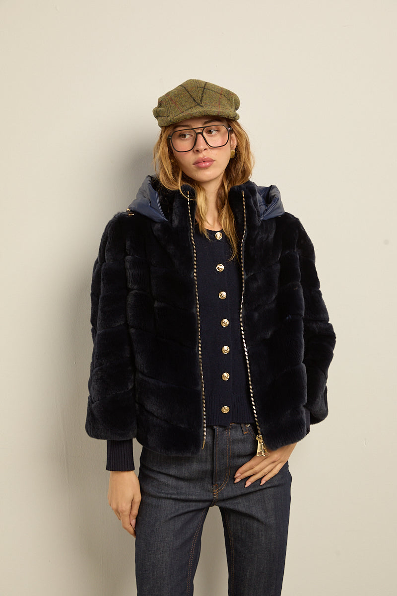 Chaqueta de piel rex azul con capucha desmontable