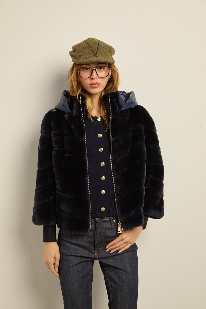 Chaqueta de piel rex azul con capucha desmontable