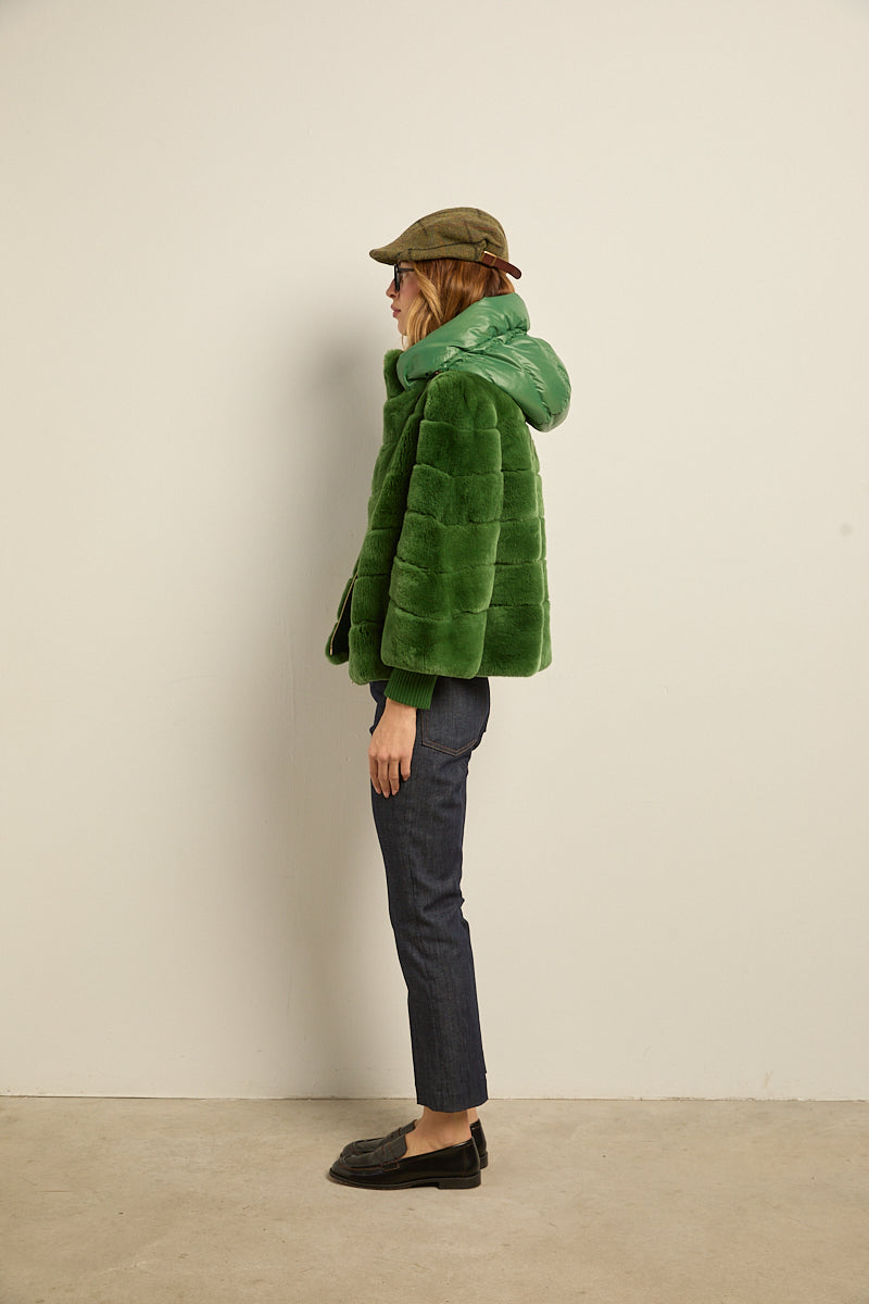 Chaqueta de piel rex verde con capucha desmontable