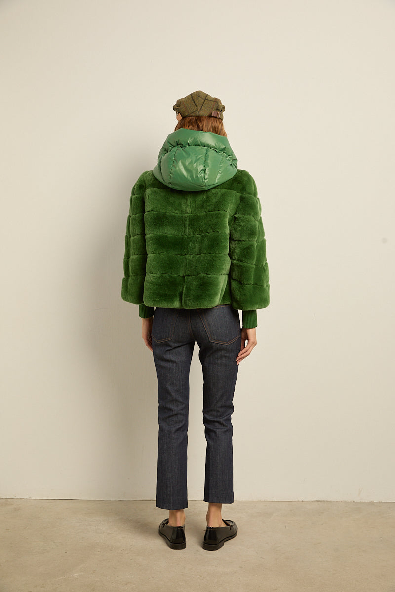 Chaqueta de piel rex verde con capucha desmontable