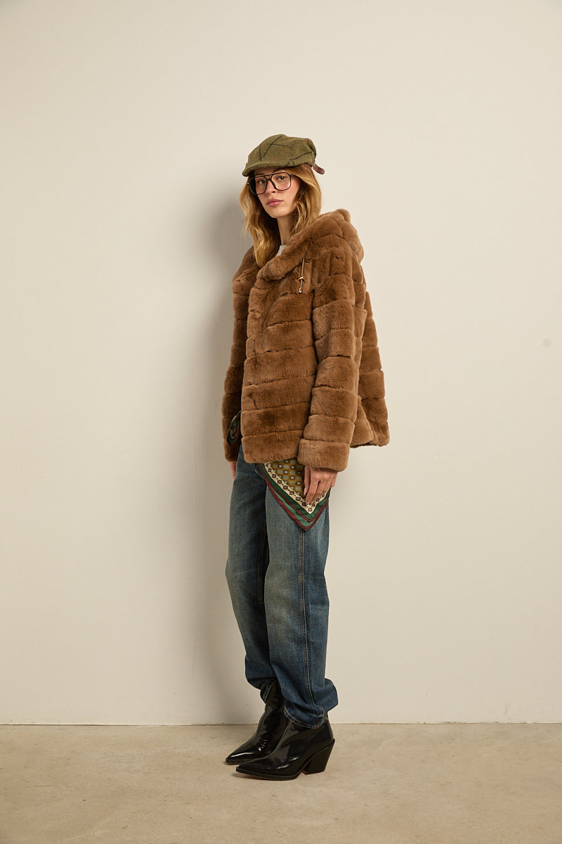 Chaqueta de piel rex con capucha