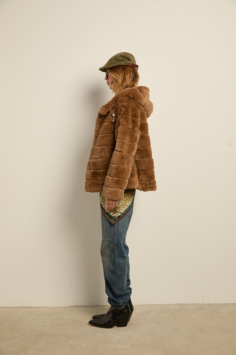 Chaqueta de piel rex con capucha