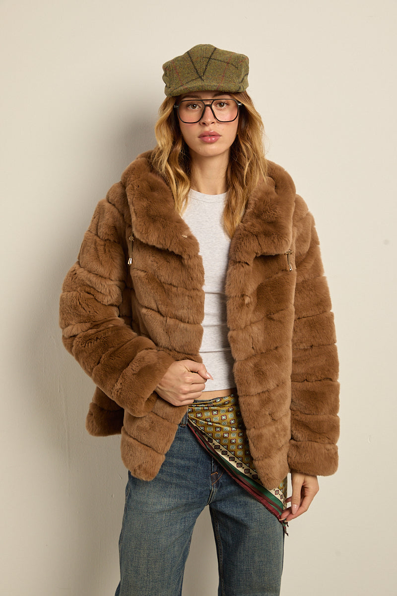 Chaqueta de piel rex con capucha