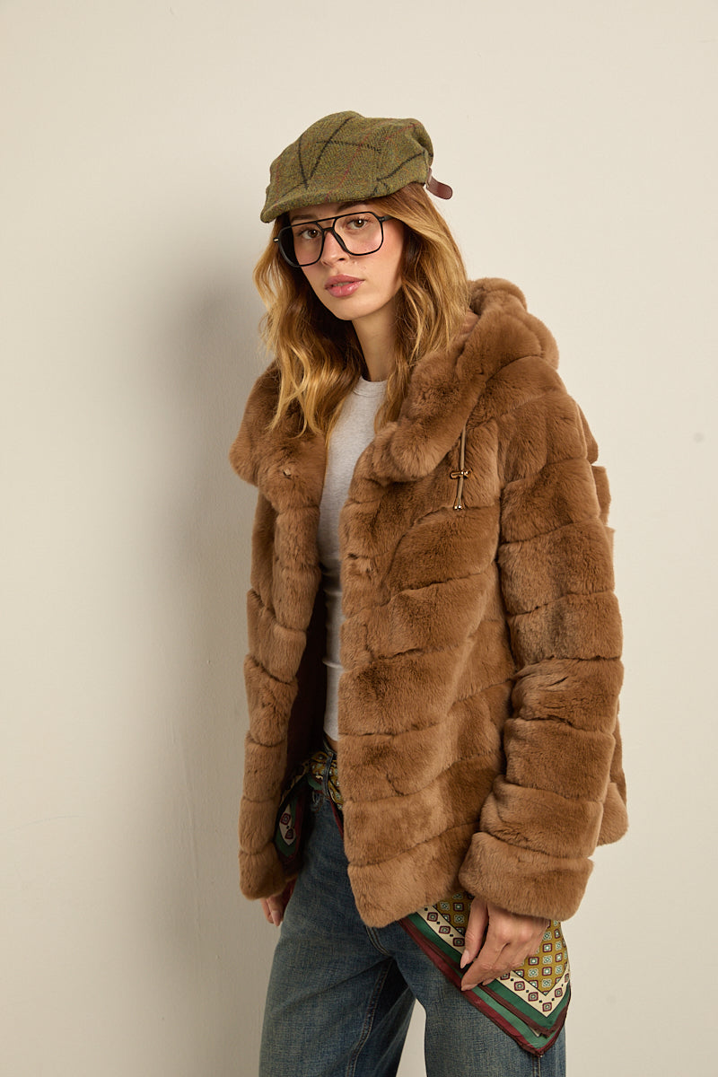 Chaqueta de piel rex con capucha