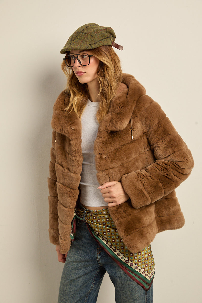 Chaqueta de piel rex con capucha