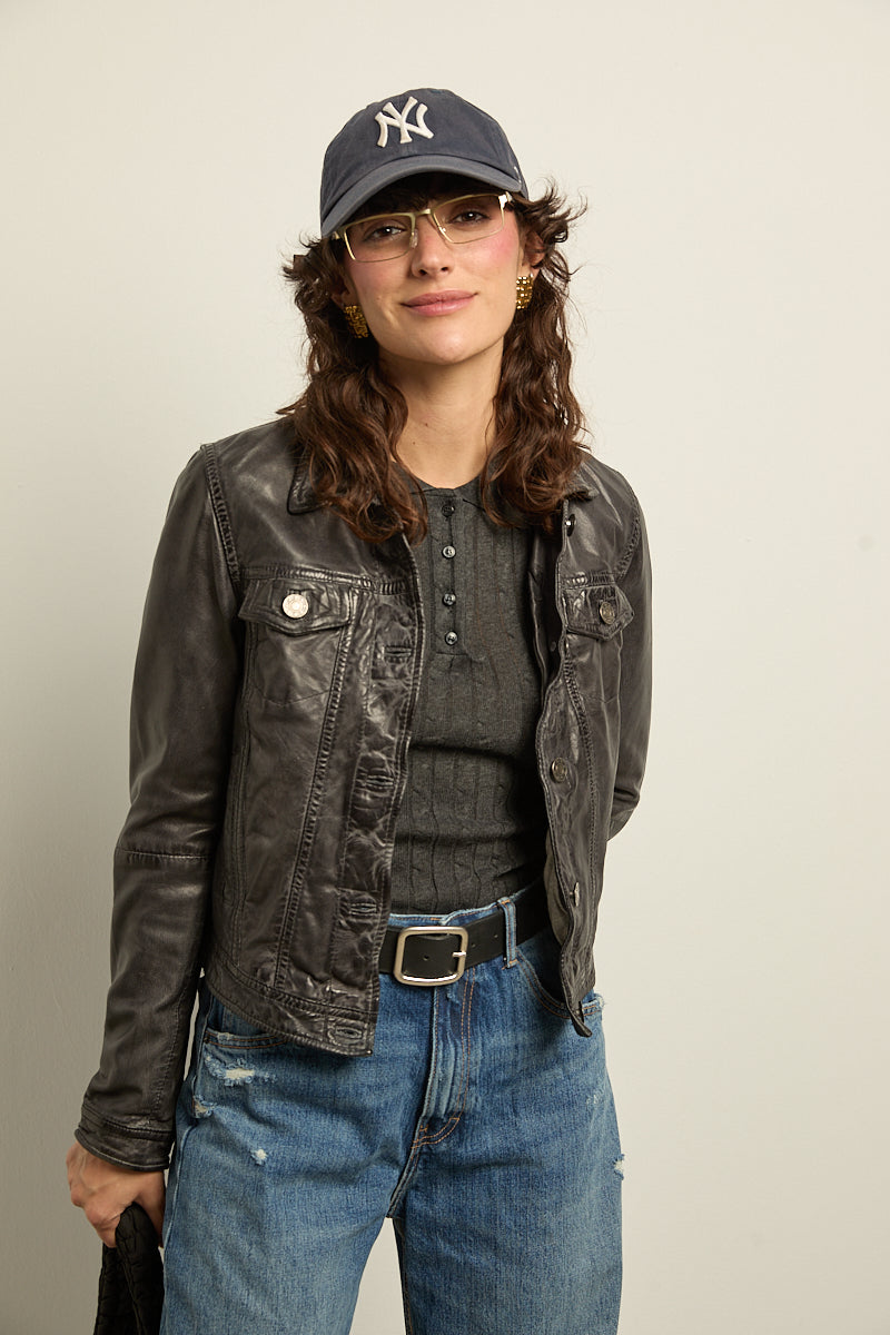 Cazadora de cuero plomo