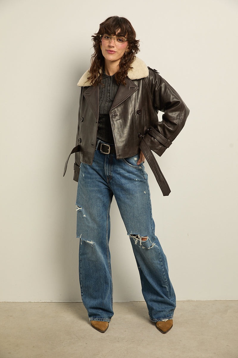 Gabardina corta de cuero con cuello extraíble