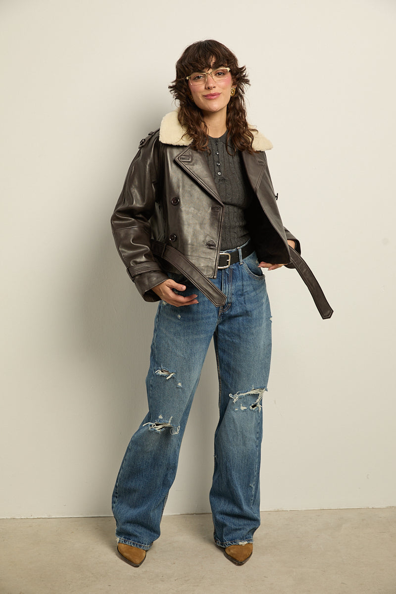 Gabardina corta de cuero con cuello extraíble