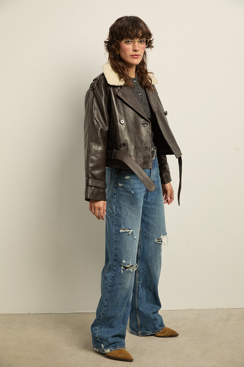 Gabardina corta de cuero con cuello extraíble