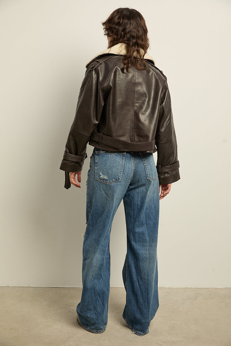 Gabardina corta de cuero con cuello extraíble