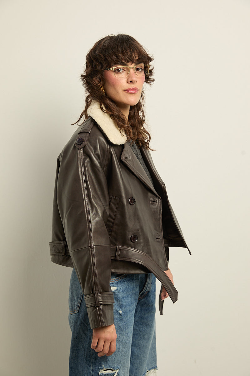 Gabardina corta de cuero con cuello extraíble