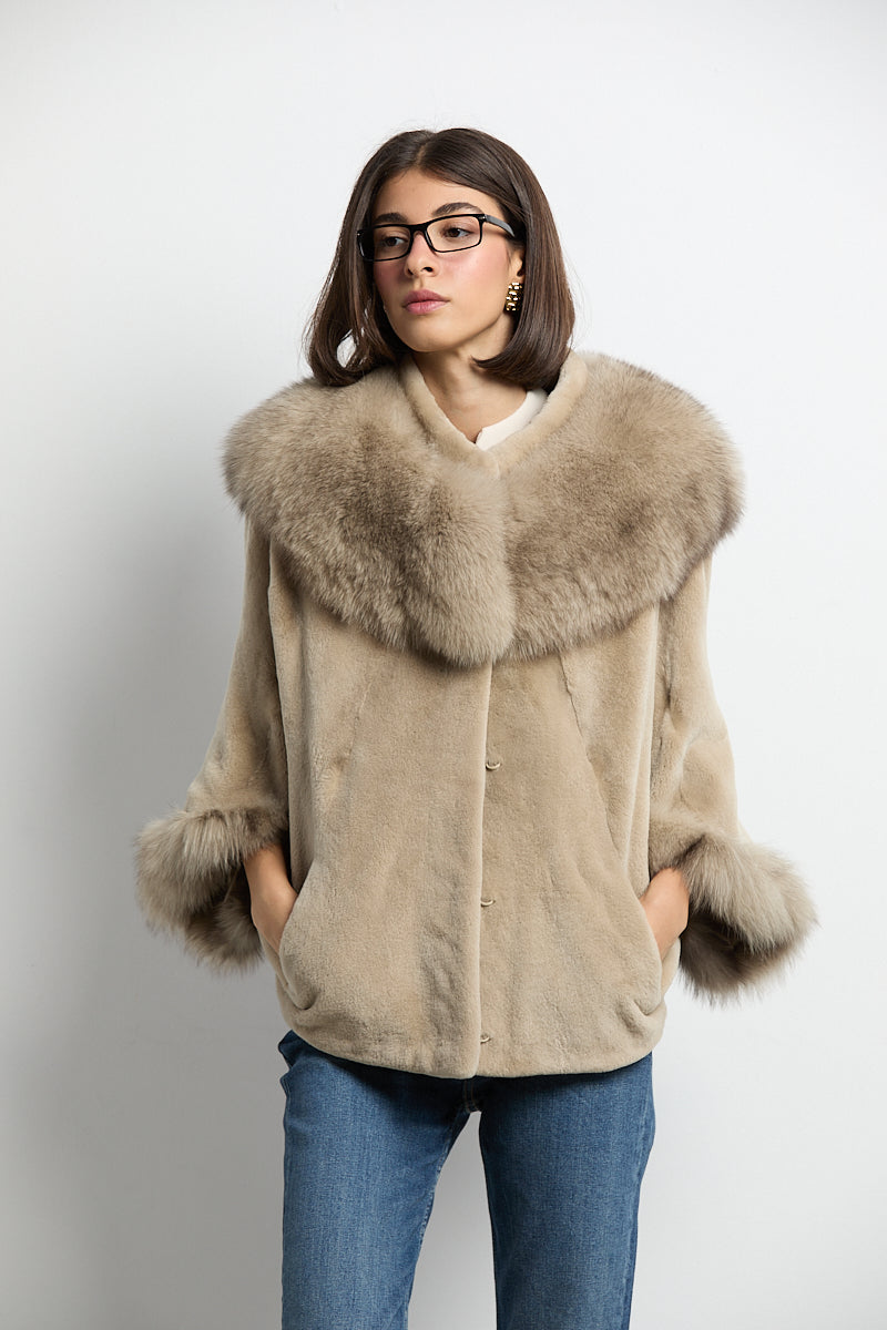 Capa estilo kimono de visón gris con zorro