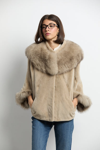 Capa estilo kimono de visón gris con zorro