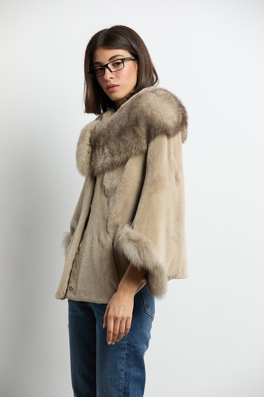 Capa estilo kimono de visón gris con zorro