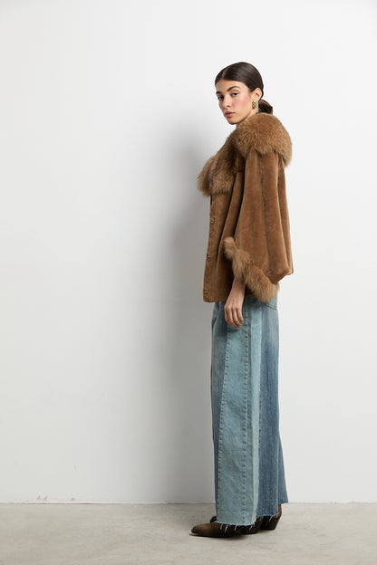 Capa estilo kimono de visón camel con zorro