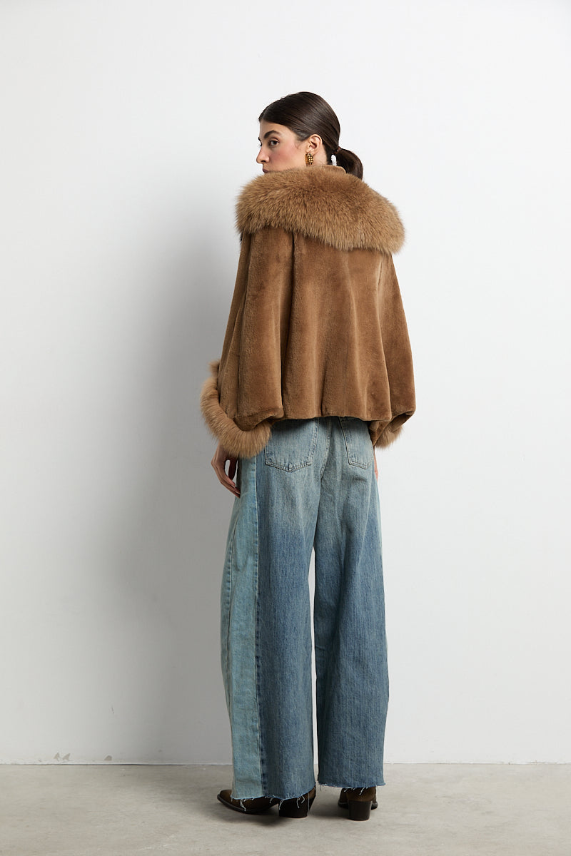 Capa estilo kimono de visón camel con zorro