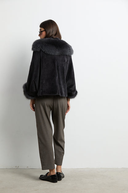 Capa estilo kimono de visón gris marengo con zorro