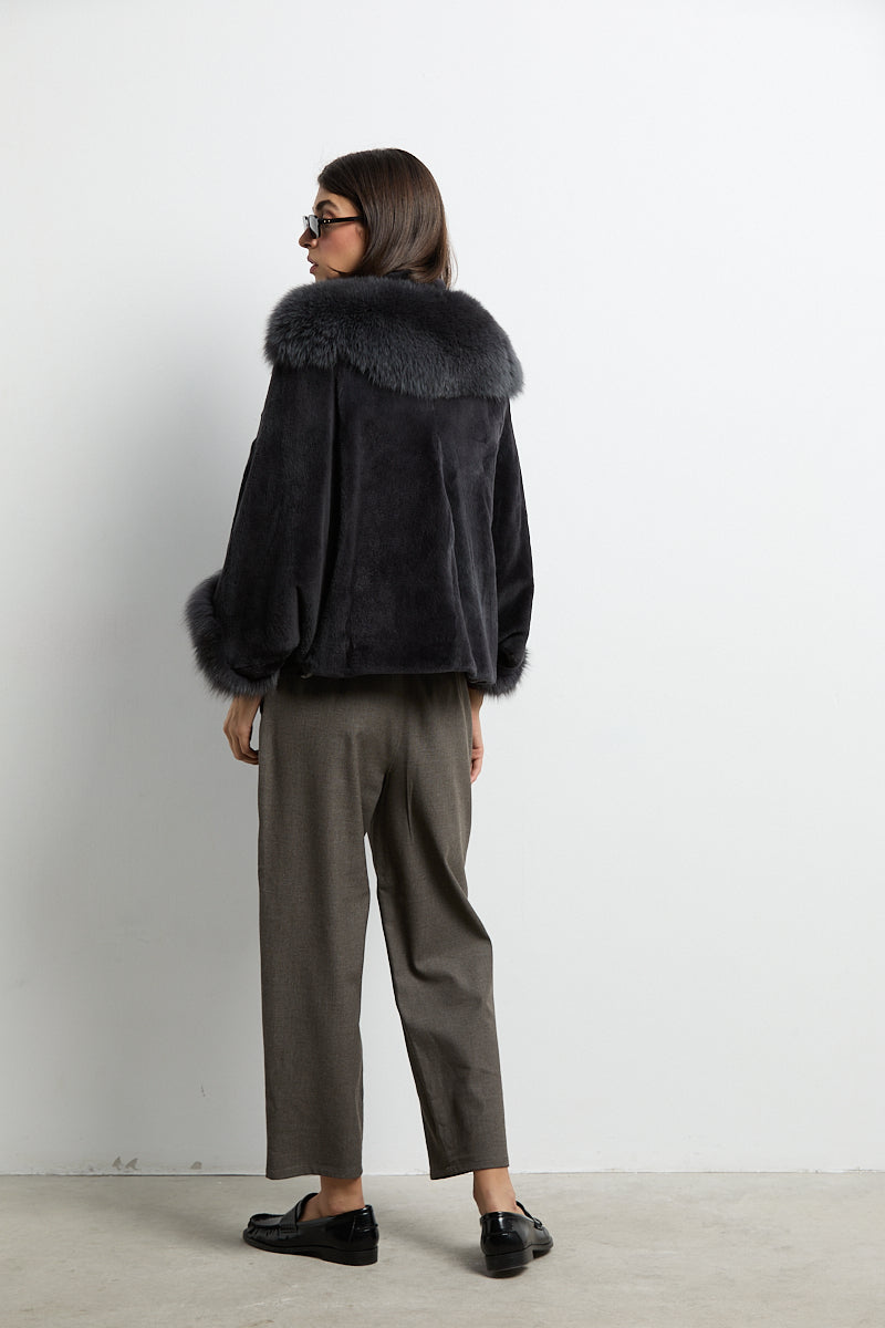 Capa estilo kimono de visón gris marengo con zorro