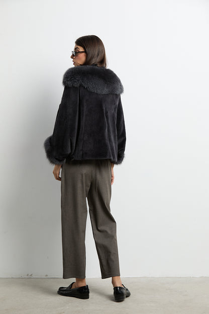 Capa estilo kimono de visón gris marengo con zorro