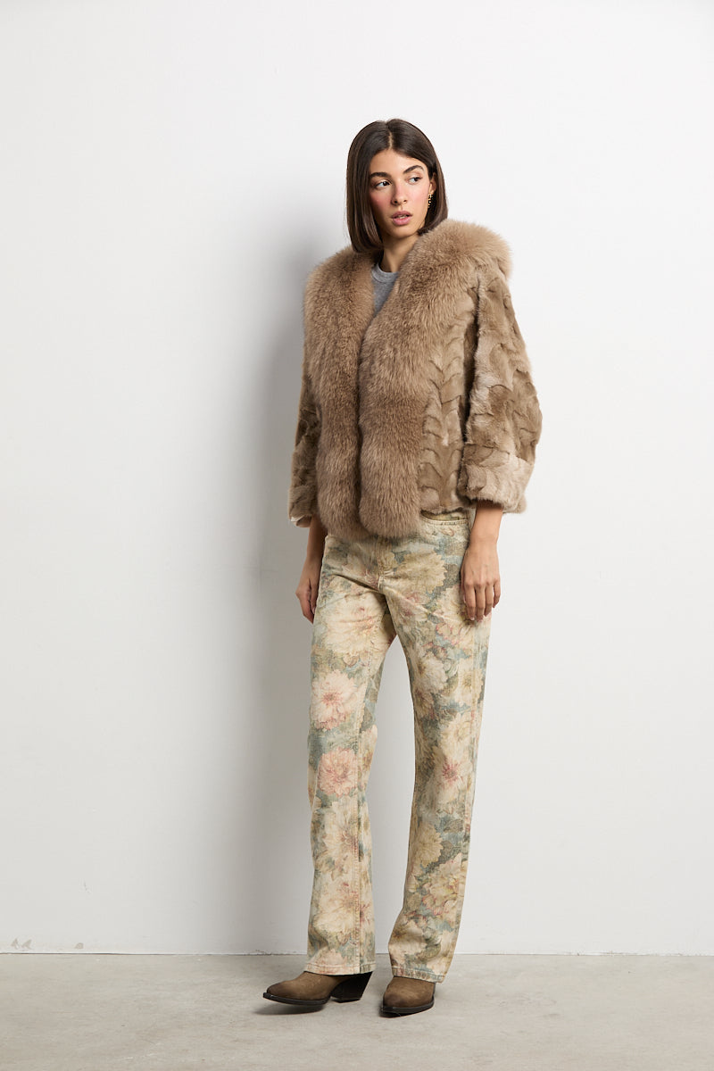 Chaqueta tipo capa de visón patchwork con zorro beige