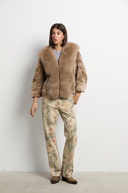 Chaqueta tipo capa de visón patchwork con zorro beige