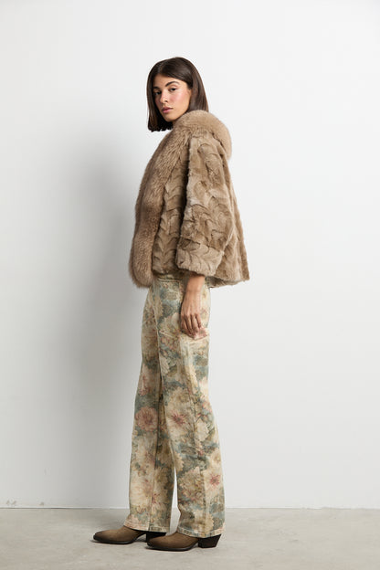 Chaqueta tipo capa de visón patchwork con zorro beige