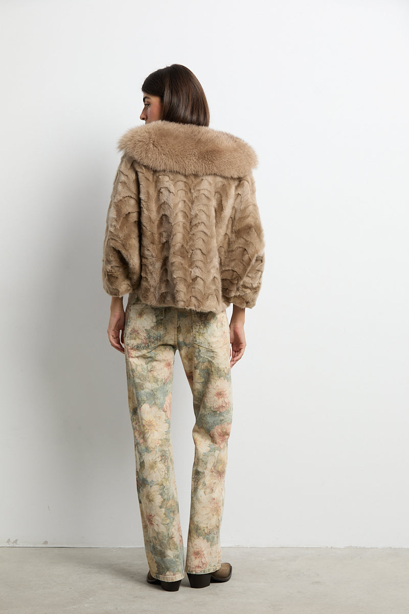 Chaqueta tipo capa de visón patchwork con zorro beige