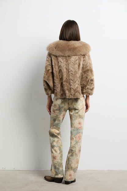 Chaqueta tipo capa de visón patchwork con zorro beige