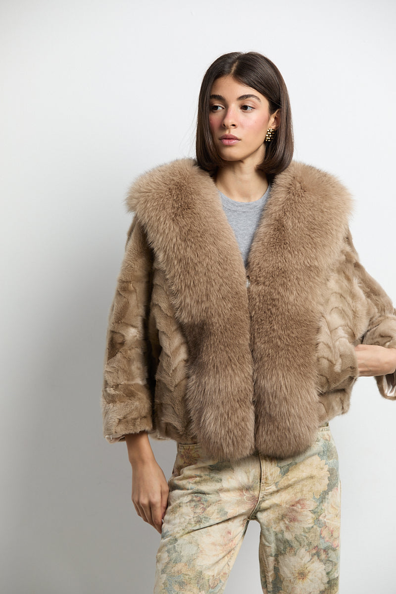 Chaqueta tipo capa de visón patchwork con zorro beige