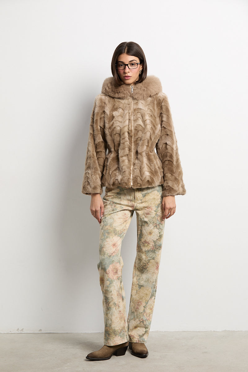 Chaqueta con capucha de visón patchwork con zorro