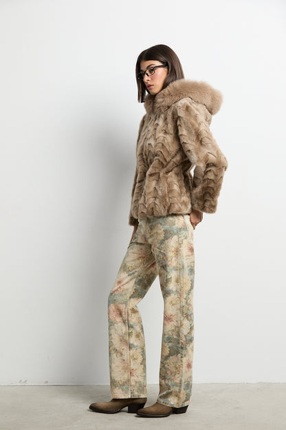 Chaqueta con capucha de visón patchwork con zorro