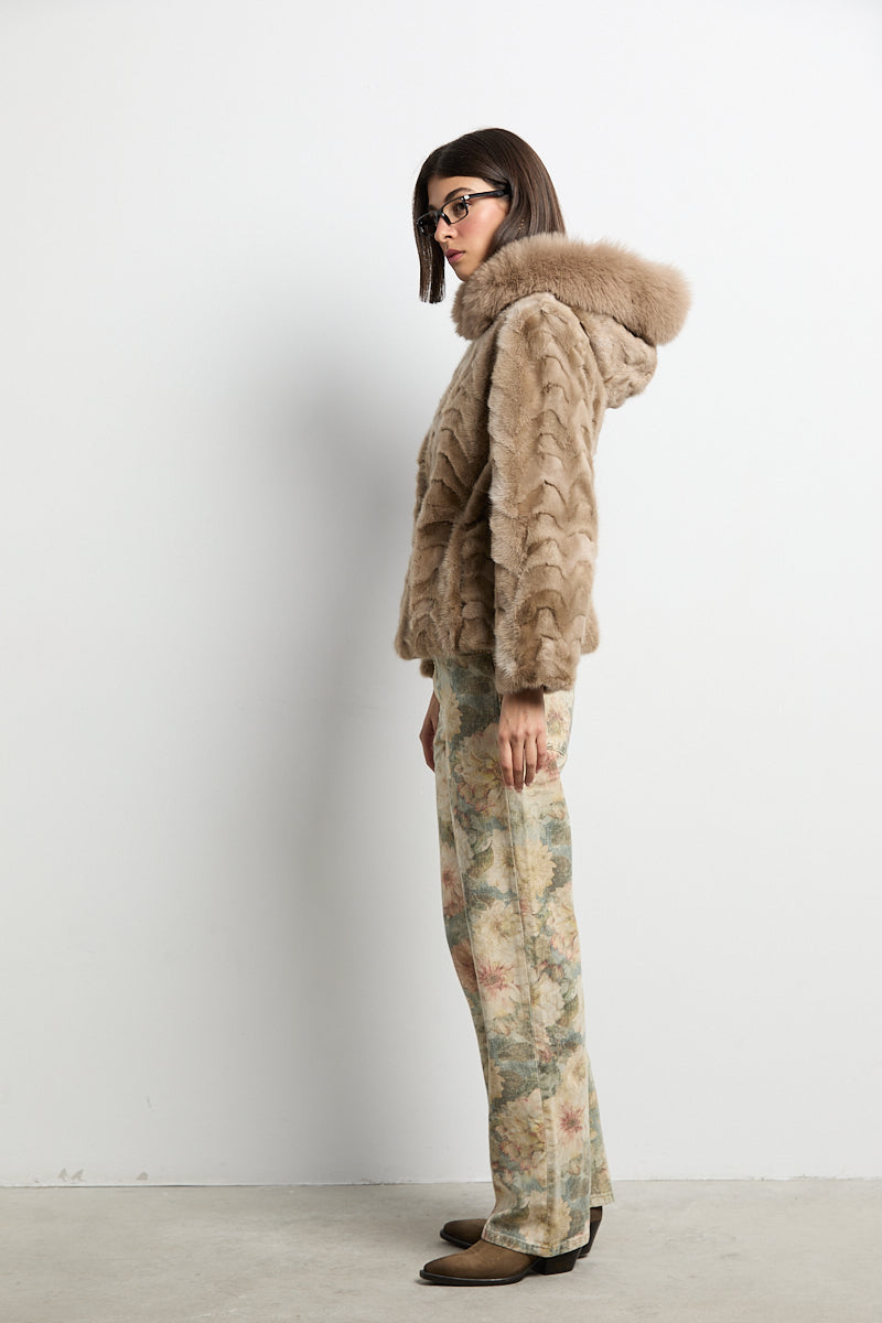 Chaqueta con capucha de visón patchwork con zorro