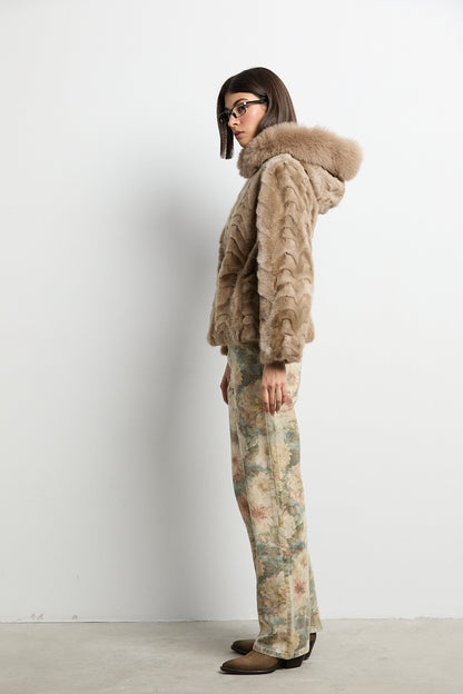 Chaqueta con capucha de visón patchwork con zorro