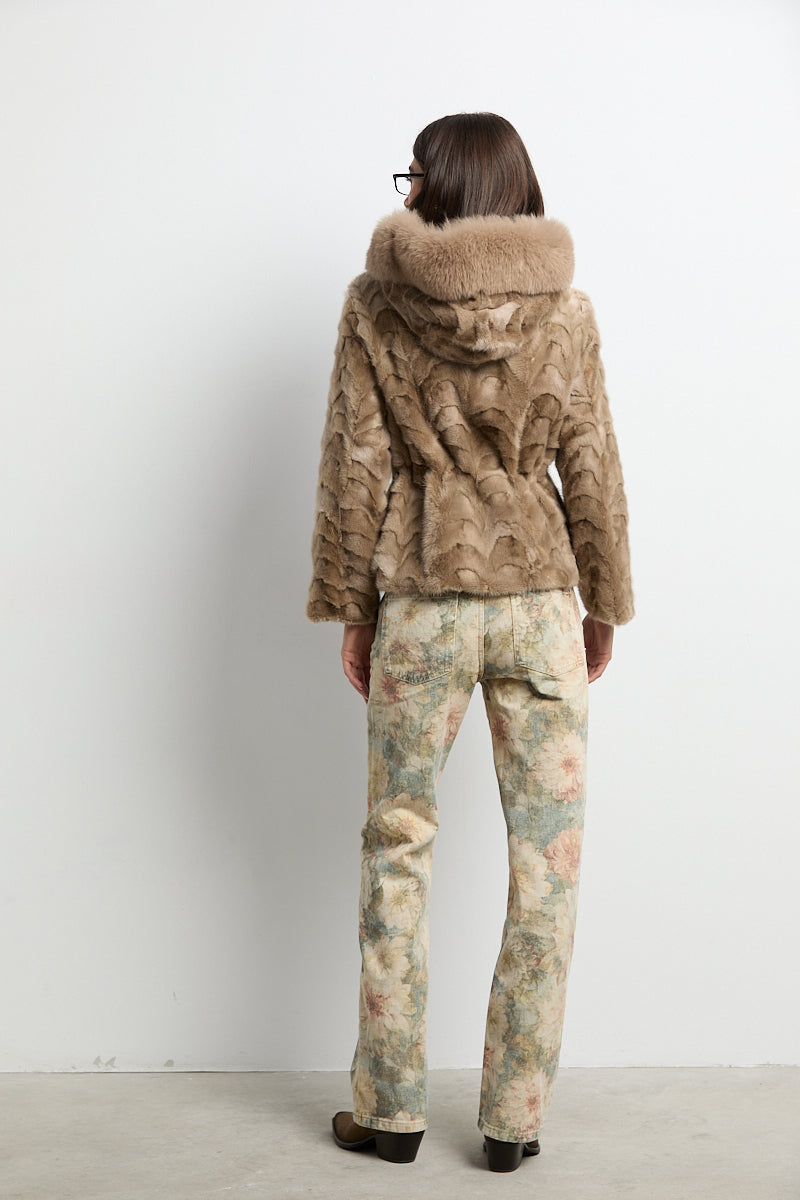 Chaqueta con capucha de visón patchwork con zorro
