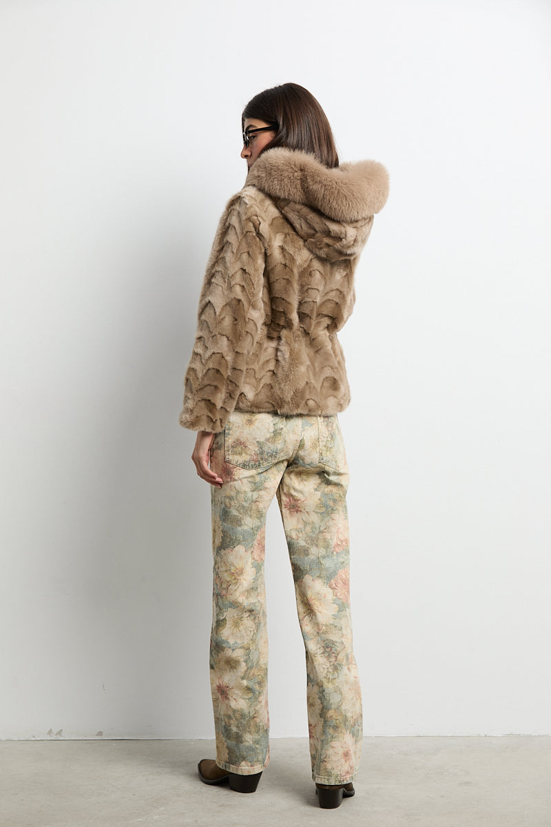 Chaqueta con capucha de visón patchwork con zorro