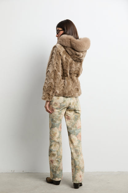 Chaqueta con capucha de visón patchwork con zorro