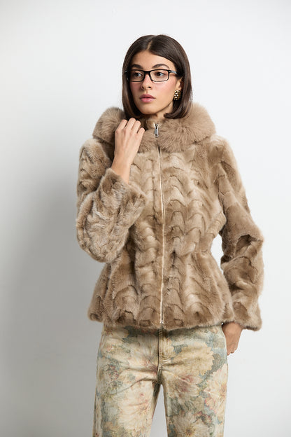Chaqueta con capucha de visón patchwork con zorro