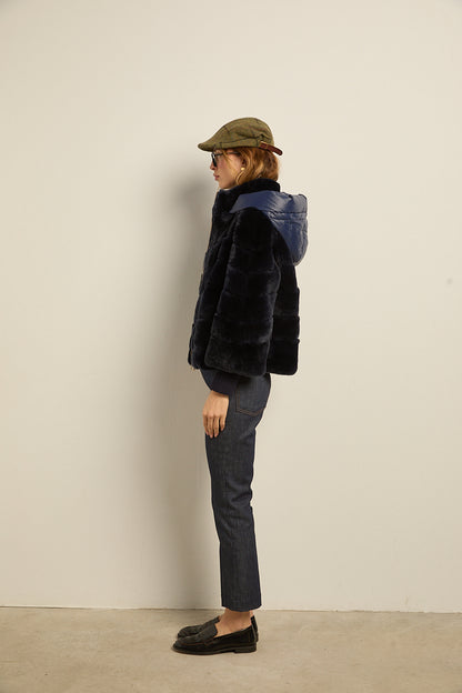 Chaqueta de piel rex azul con capucha desmontable