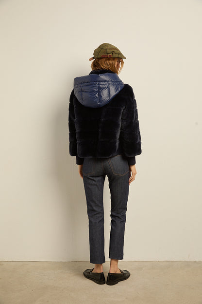 Chaqueta de piel rex azul con capucha desmontable