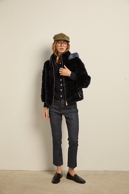 Chaqueta de piel rex azul con capucha desmontable