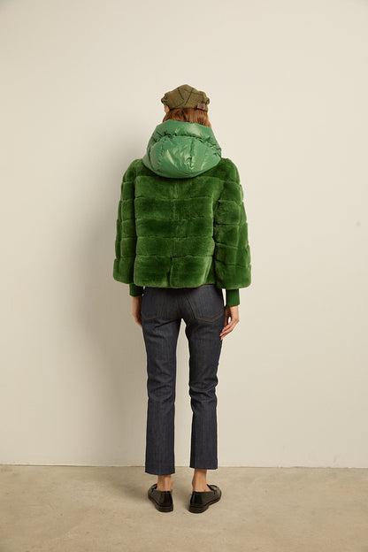 Chaqueta de piel rex verde con capucha desmontable
