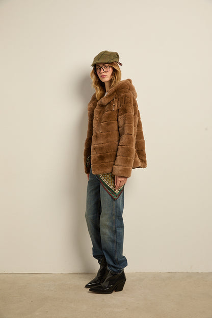 Chaqueta de piel rex con capucha