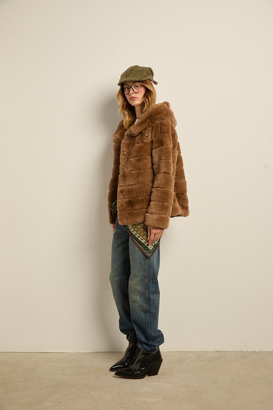 Chaqueta de piel rex con capucha