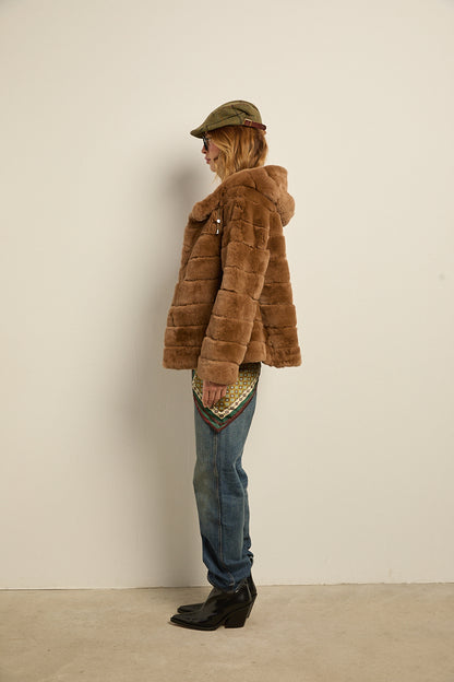 Chaqueta de piel rex con capucha